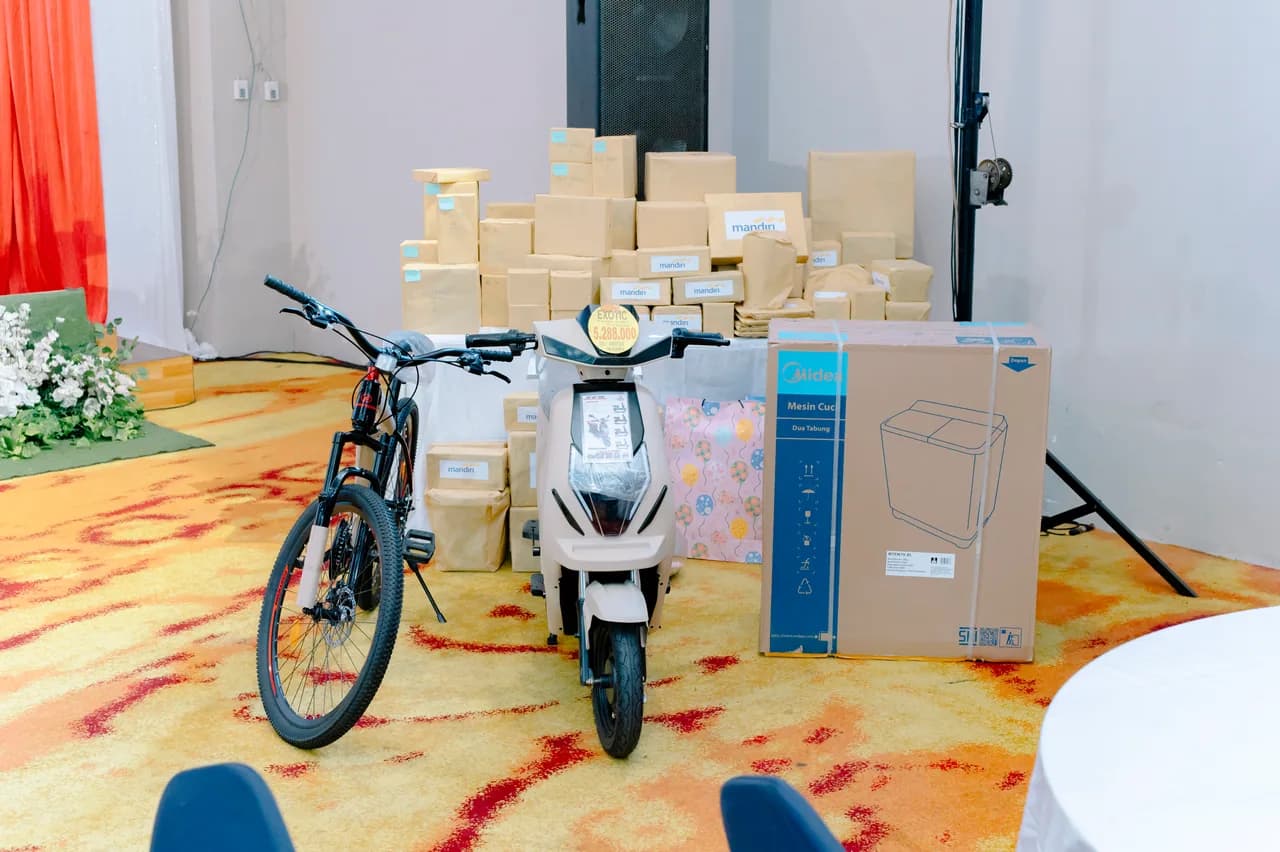 Display hadiah pada rangkaian HUT ke-14 AirNav Indonesia Cabang Sentani