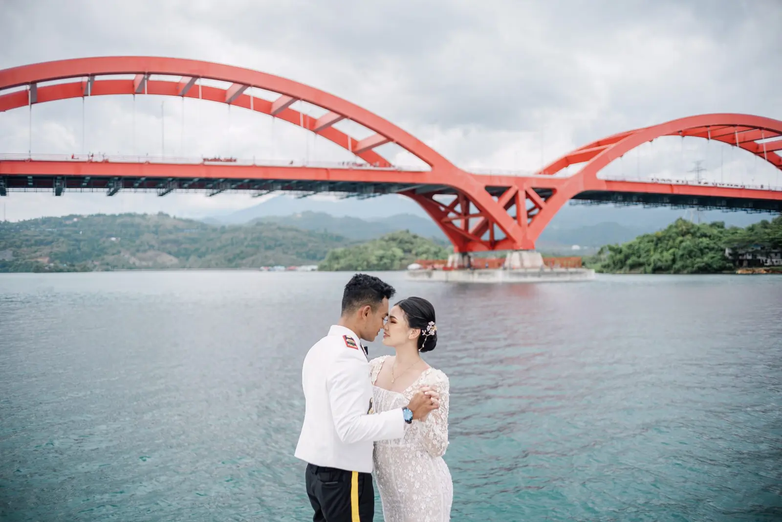 Pre-Wedding Nina & Jo - Jembatan Youtefa — Wedding & Pre-Wedding Papua Kreatif